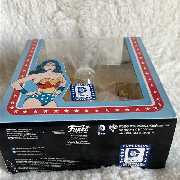 FUNKO EXCLUSIVE DC COMICS Wonder Woman Invisible Jet with Mini Figure - Picture 5 of 15